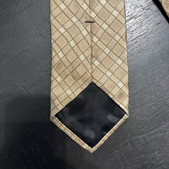 Claiborne Silk Neck tie Gold Geometric Pattern Classic Men Tie - Picture 4 of 5